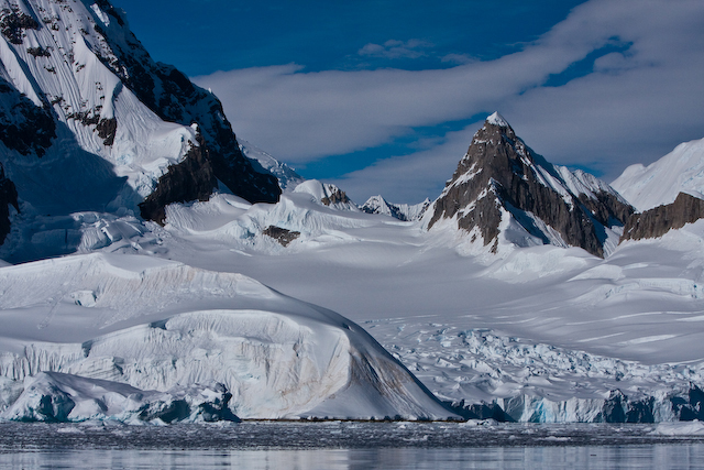 Glacier pours into Wihelmina Bay