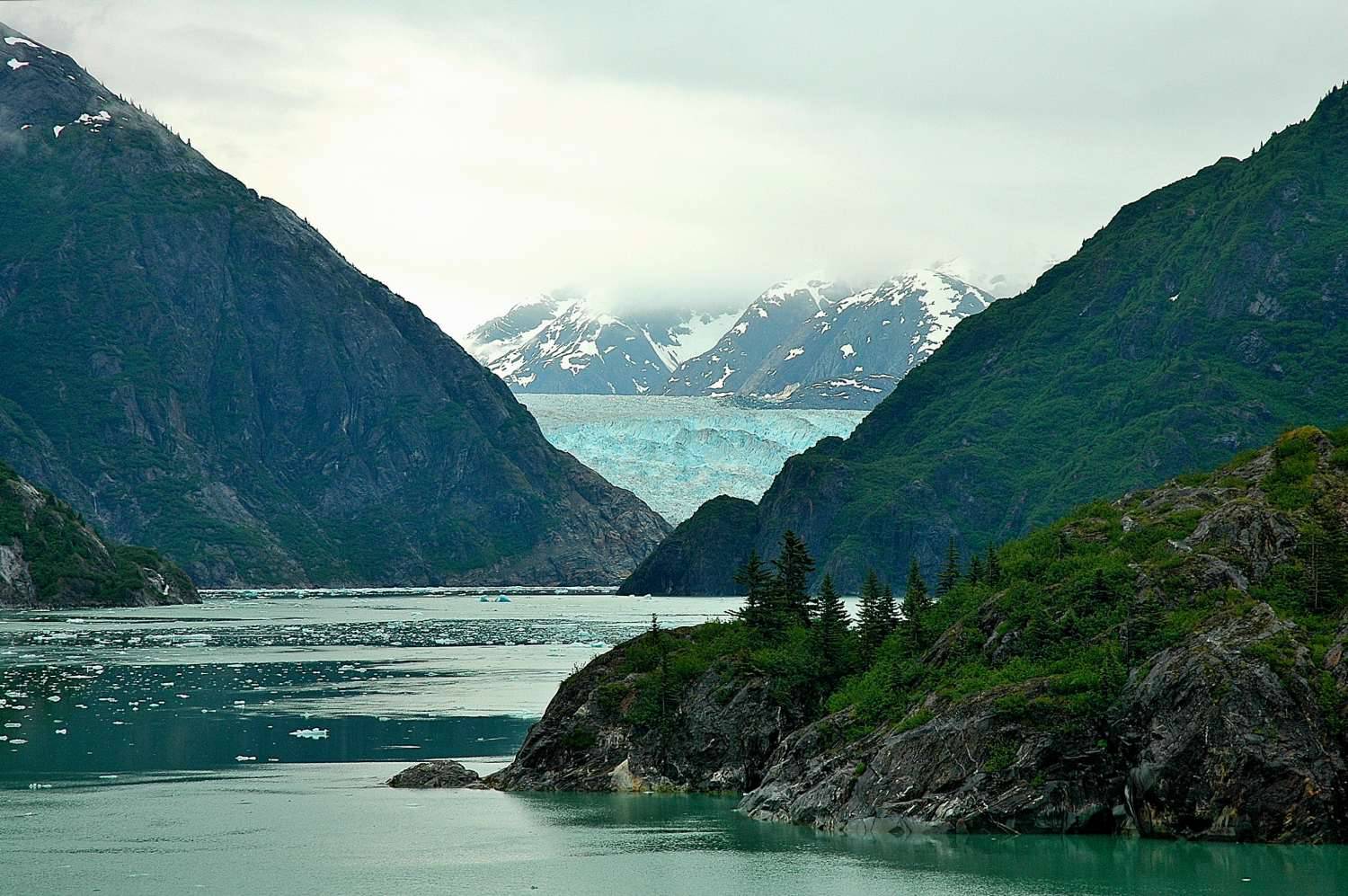Sawyer_Glacier_with_Sawyer_Isnad,_Tracy_Arm_Alaska.jpg